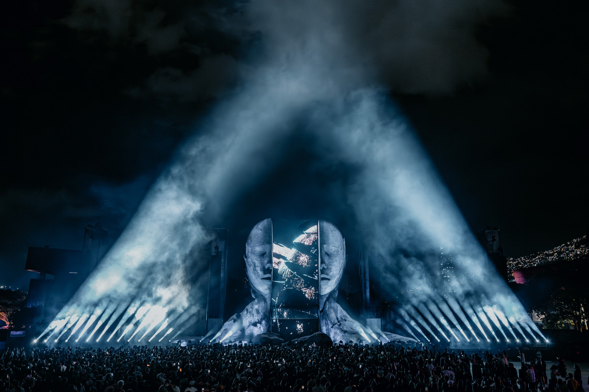 Triangular beams of light over the CORE main stage